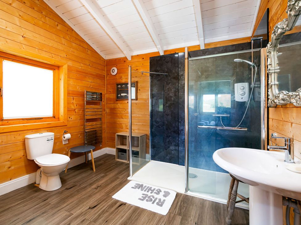 A bathroom with a shower, toilet, and sink at the property
