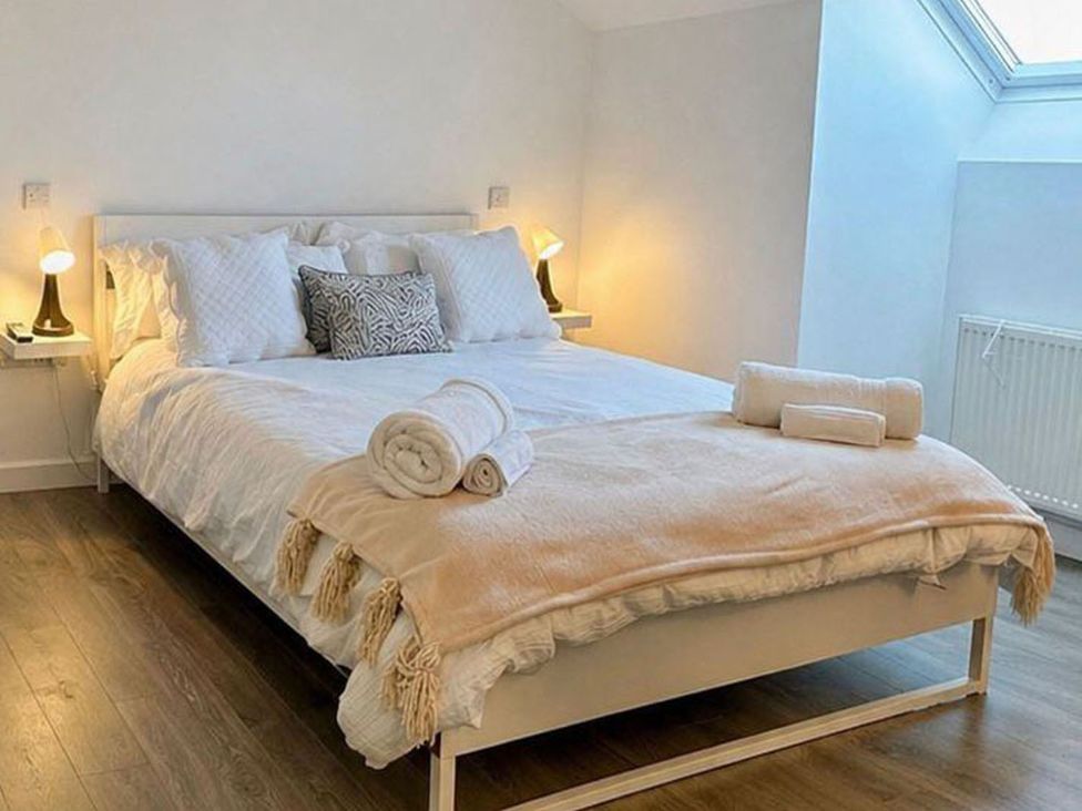 A bedroom with a bed and bedside lamps at the property