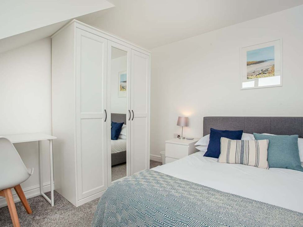 A bedroom with a bed, wardrobe, and desk at Spacious 3 Bed House Sleeps 6 Parking Wifi in Newquay