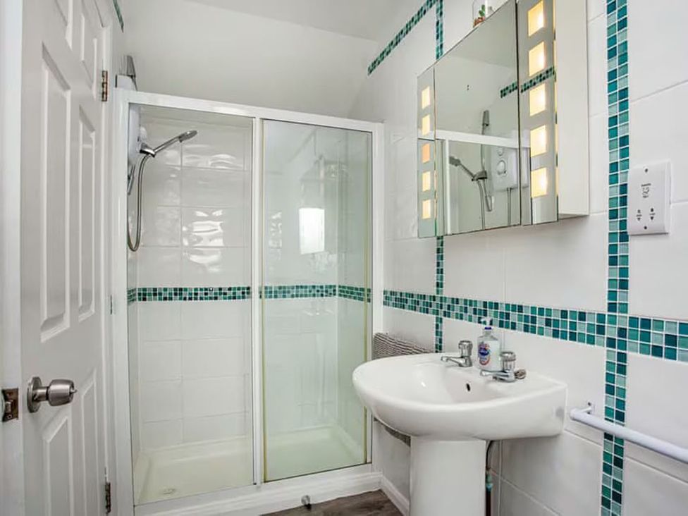 A bathroom with shower and sink at Spacious 3 Bed House Sleeps 6 Parking Wifi Newquay