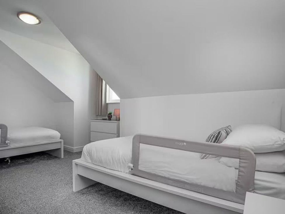 A bedroom with two beds and a dresser at Spacious 3 Bed House Sleeps 6 Parking Wifi in Newquay