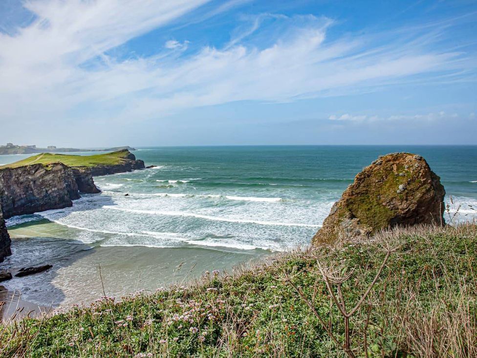 A coastal landscape with cliffs and waves at Spacious 3 Bed House Sleeps 6 Parking Wifi in Newquay