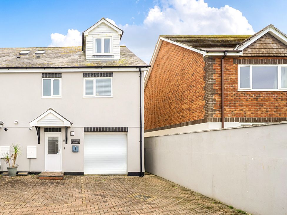 A house with garage and pathway at Spacious 3 Bed House Sleeps 6 Parking Wifi Newquay