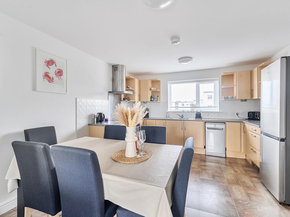 A kitchen with cabinets and appliances at Spacious 3 Bed House Sleeps 6 Parking Wifi in Newquay