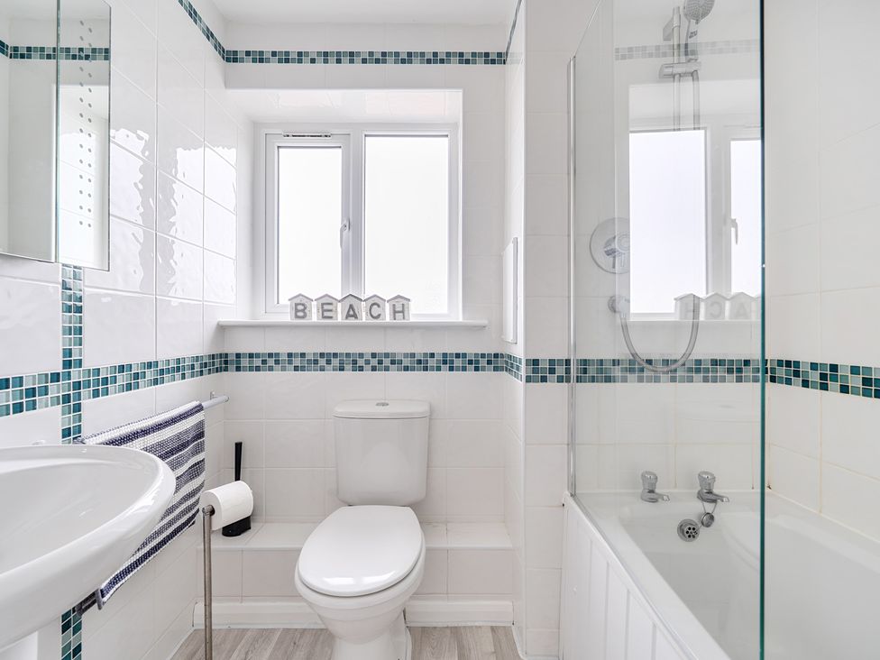 A bathroom with a toilet, sink, shower, and bathtub at Spacious 3 Bed House Sleeps 6 Parking Wifi Newquay