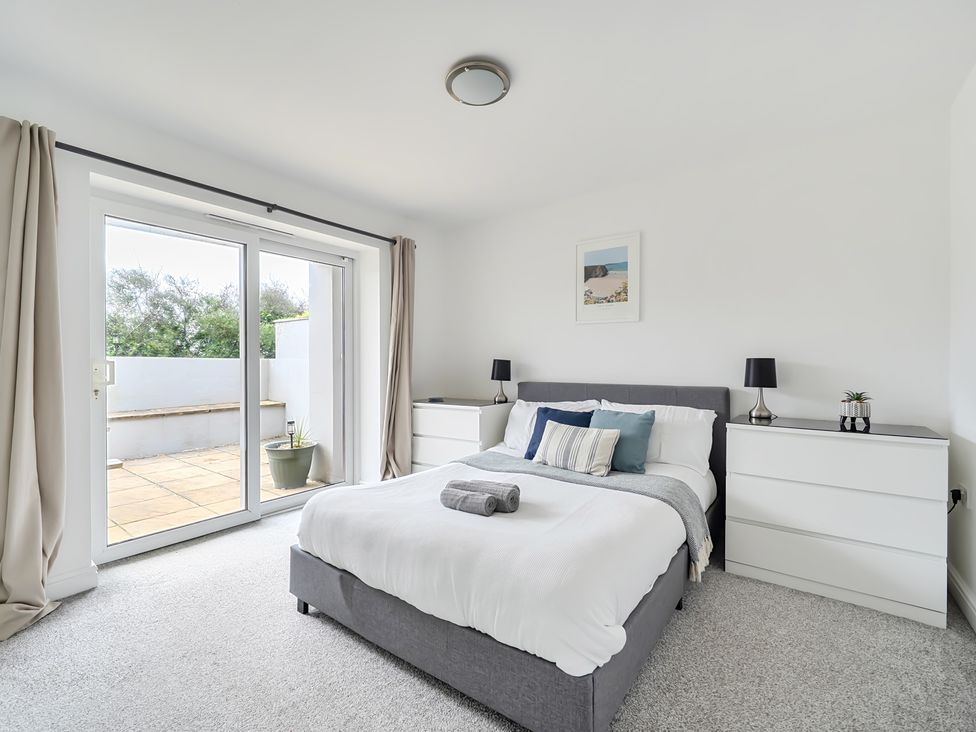 A bedroom with a bed and dresser at Spacious 3 Bed House Sleeps 6 Parking Wifi Newquay