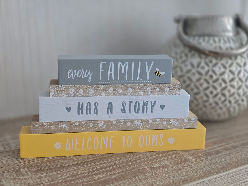 Decorative blocks with family sayings on a table at 2Br Lodge Pool Fireplace PetsOK Parking Goonhavern