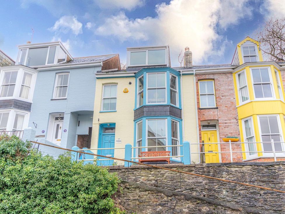A row of colorful houses with a view at The Slipway Fowey Harbour with Garden Fowey