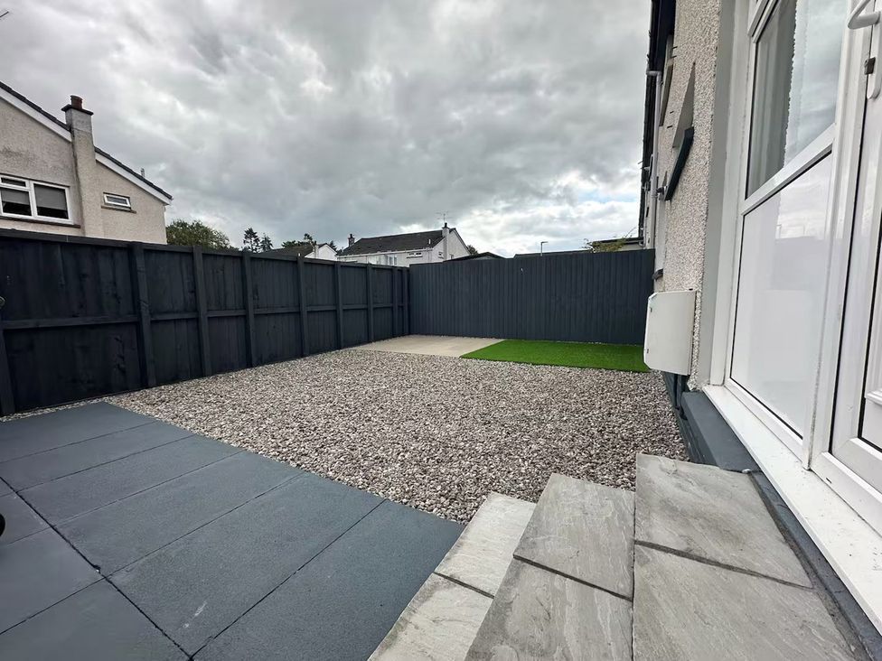 A garden with gravel and paving stones at Family Garden Parking WiFi Sleeps 5 in Alloa