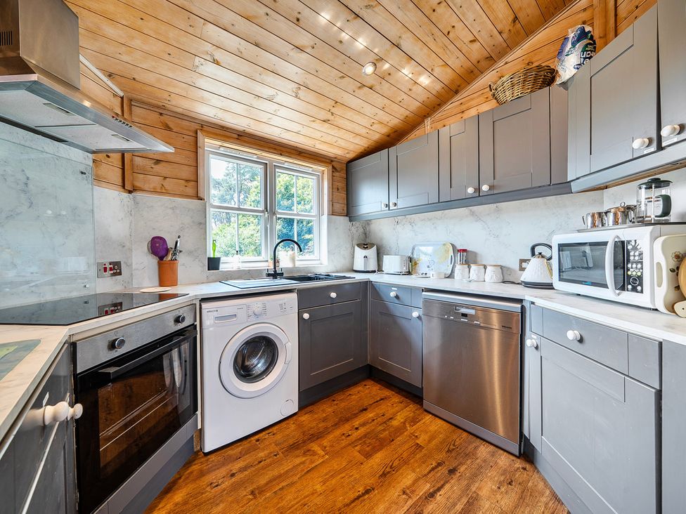 A kitchen with appliances and cabinets at Alpaca Farm Valley Views Sleeps 4 Parking Pets in Husthwaite