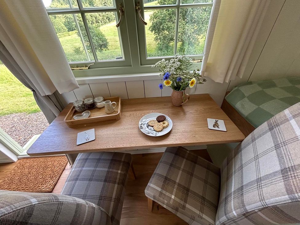 A dining area with a table, chairs, and cookies at the property in 