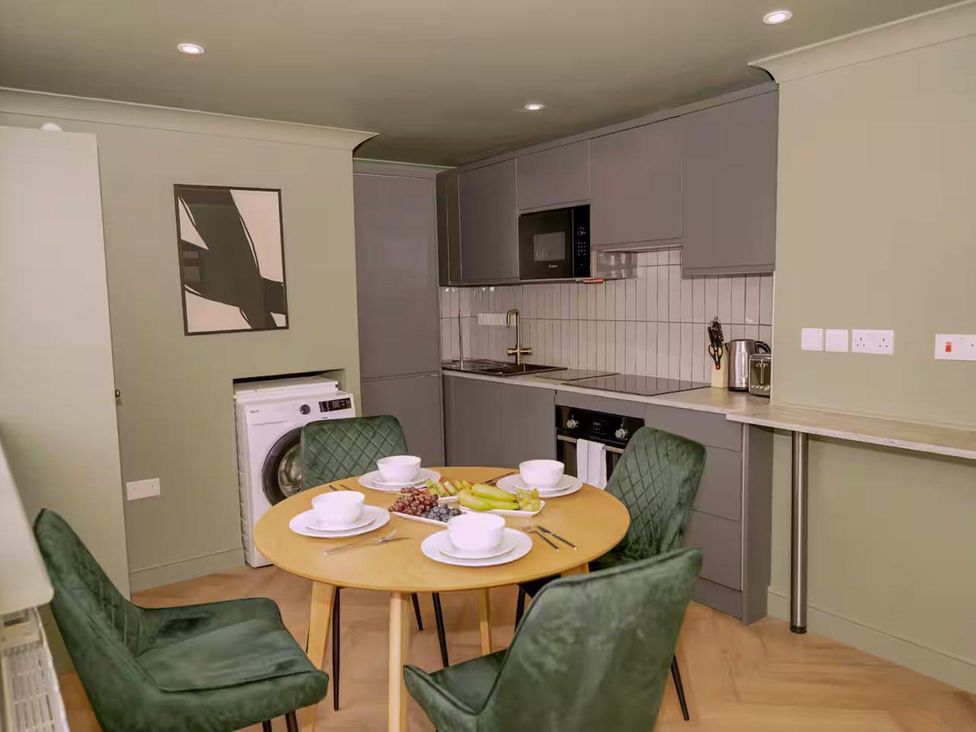 A kitchen with table and chairs at 1 Bedroom Apartment Sleeps 2 Pets Welcome, Carbis Bay