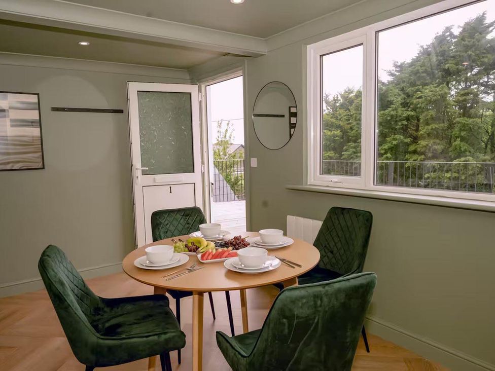 A dining room with a table and chairs at 1 Bedroom Apartment Sleeps 2 Pets Welcome in Carbis Bay