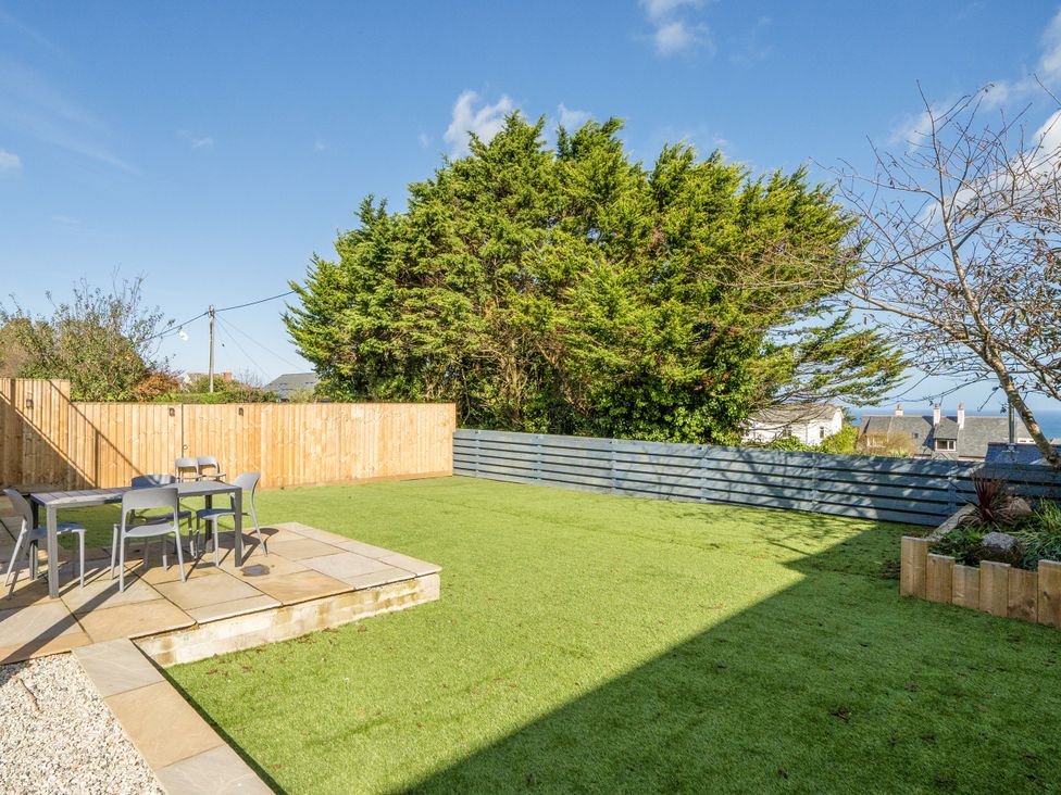 A garden with a table and chairs at 1 Bedroom Apartment Sleeps 2 Pets Welcome in Carbis Bay
