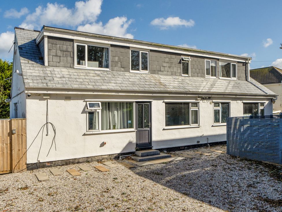 A house with multiple windows and a gravel area at 1 Bedroom Apartment Sleeps 2 Pets Welcome, Carbis Bay