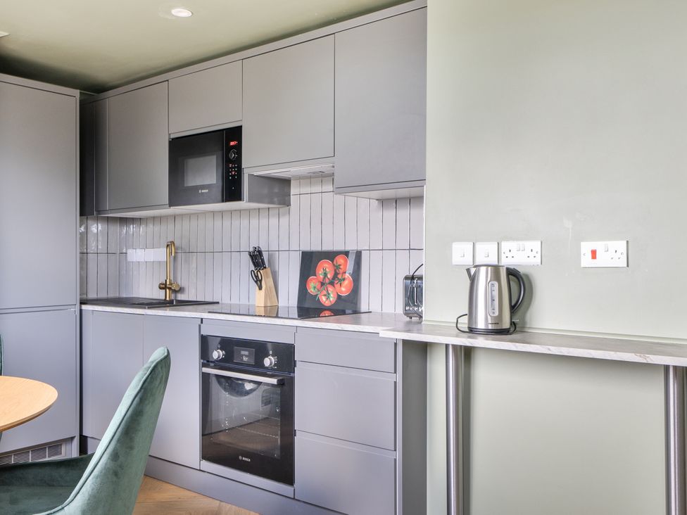 A kitchen with a refrigerator, microwave, kettle, and oven at 1 Bedroom Apartment Sleeps 2 Pets Welcome, Carbis Bay
