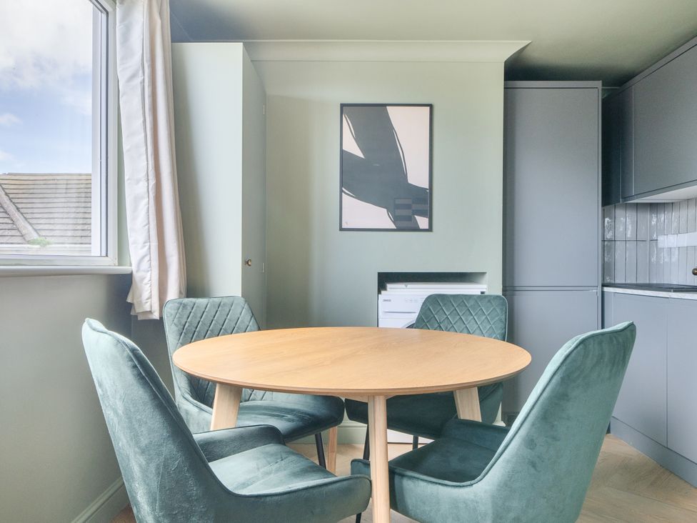 A dining room with a round table and chairs at 1 Bedroom Apartment Sleeps 2 Pets Welcome in Carbis Bay