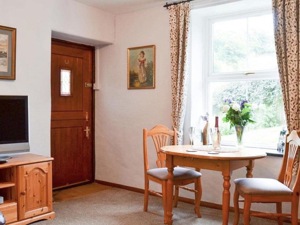 A dining room with a table and chairs at the property