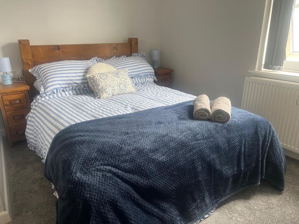 A bedroom with a bed and bedside tables with lamps at the property in location