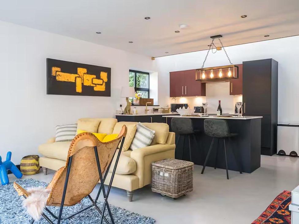 A living room with a kitchen island and seating area at the property in 
