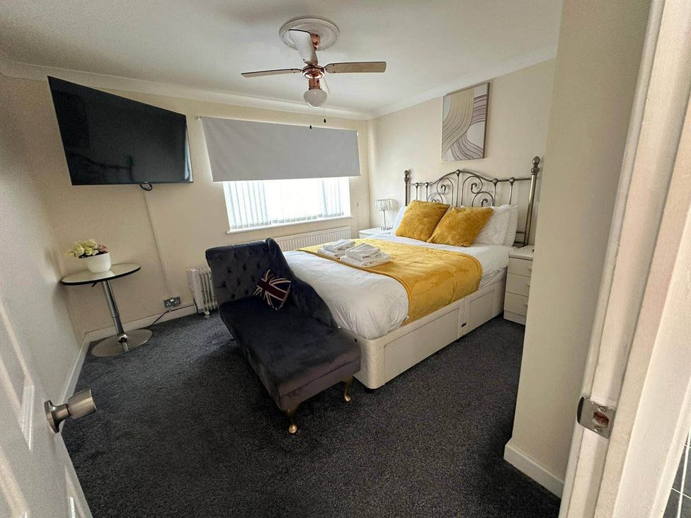 A bedroom with a bed and television at 4 Bed House Sleeps 8 Pets Parking Wifi