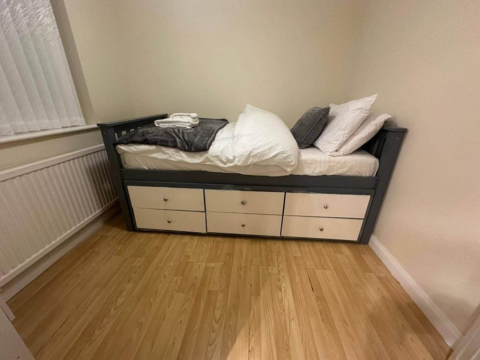 A bed with blankets and pillows at 4 Bed House Sleeps 8 Pets Parking Wifi