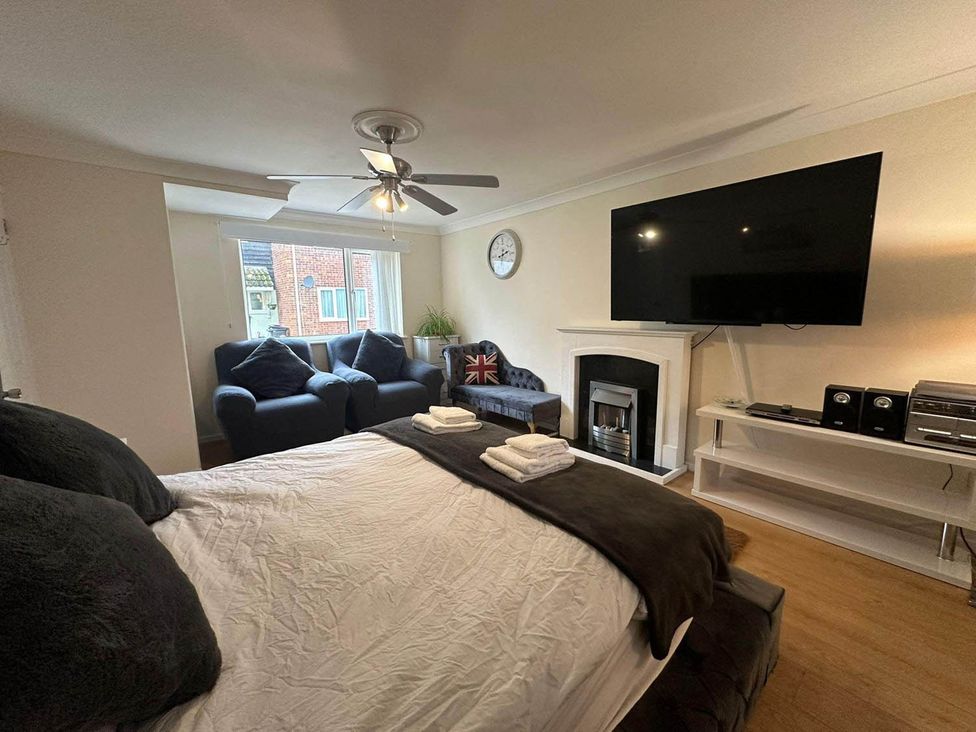 A bedroom with a bed and tv at 4 Bed House Sleeps 8 Pets Parking Wifi