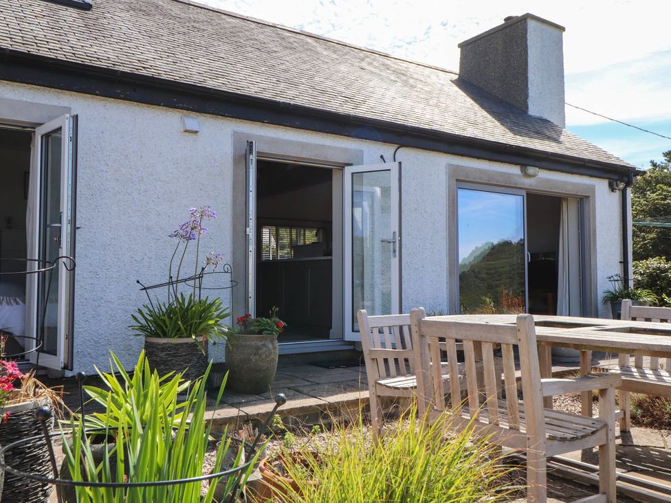 An outdoor area with a table and chairs at Hafod in Nefyn