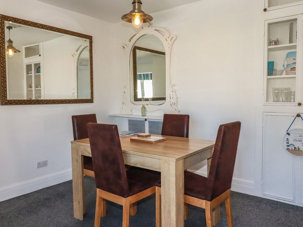 A dining room with a table and chairs at Harbourside Retreat in Looe