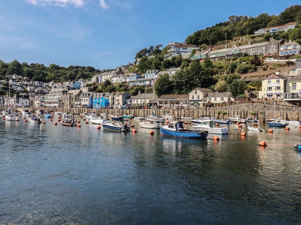 A harbor with boats in water at Harbourside Retreat in Looe