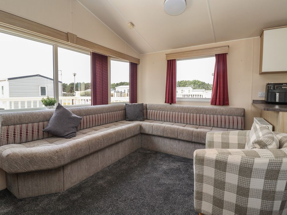 A living room with sofa and chairs at Paws and Relax 