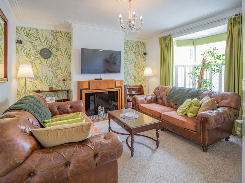 A living room with sofas and a television at Hudson House