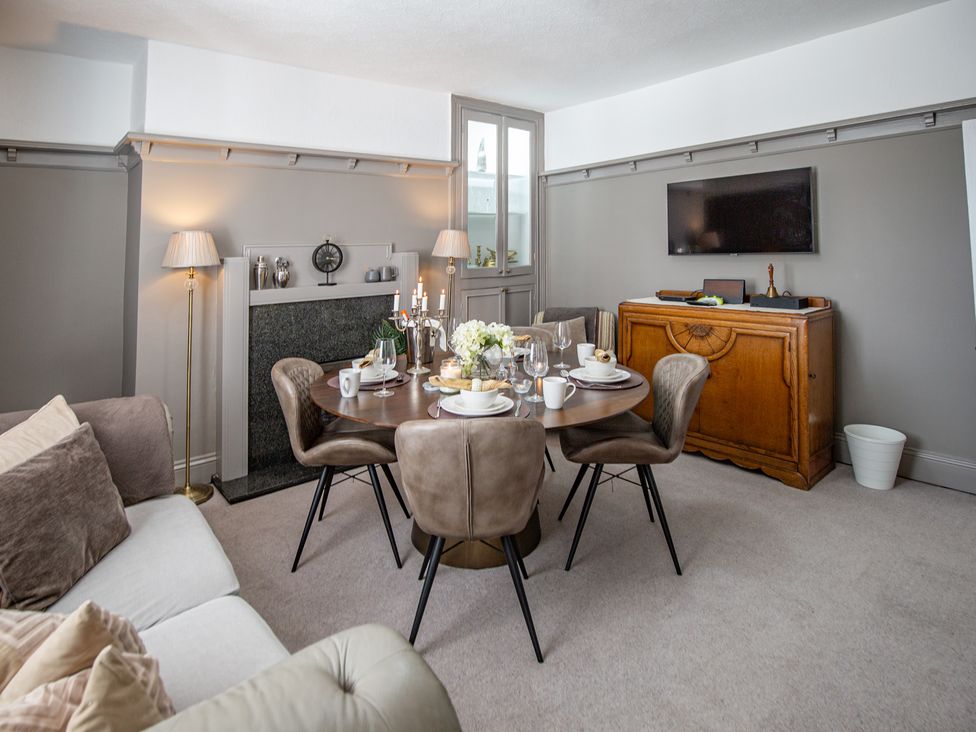 A dining room with a table and chairs at Hudson House 