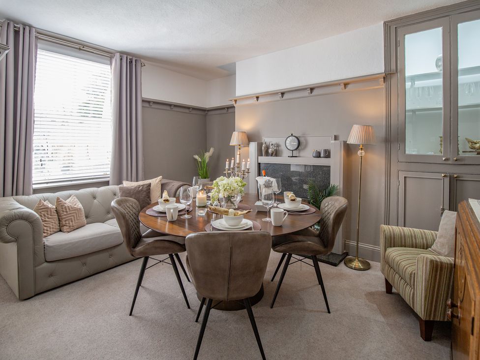 A dining room with a table and chairs at Hudson House 