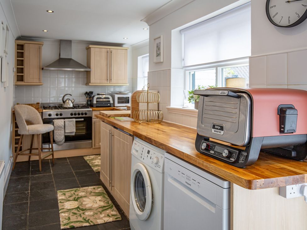 A kitchen with appliances and countertops at Hudson House