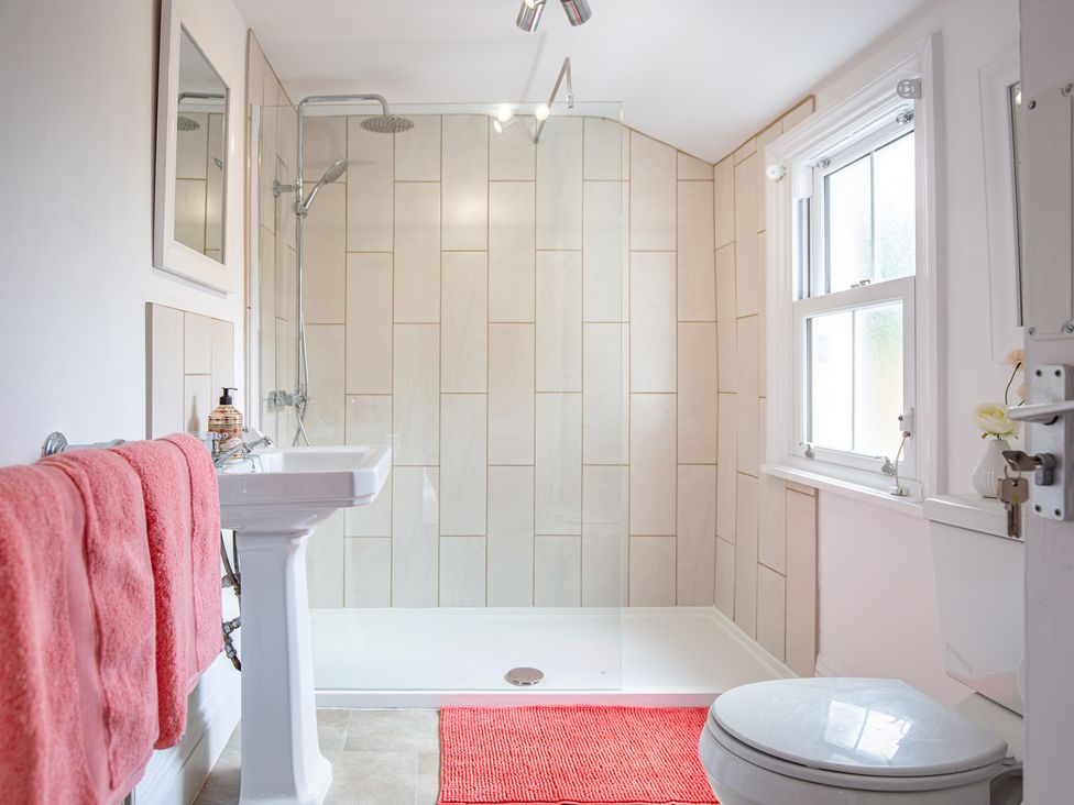 A bathroom with shower, sink, and toilet at Hudson House
