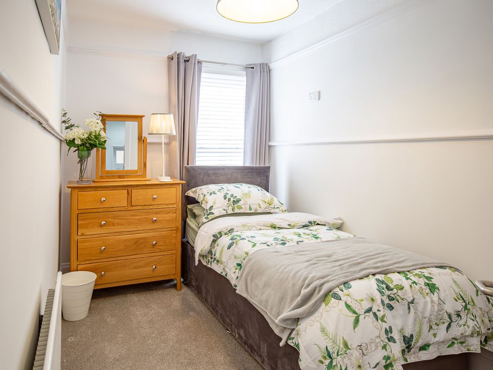 A bedroom with a single bed and chest of drawers at Hudson House 