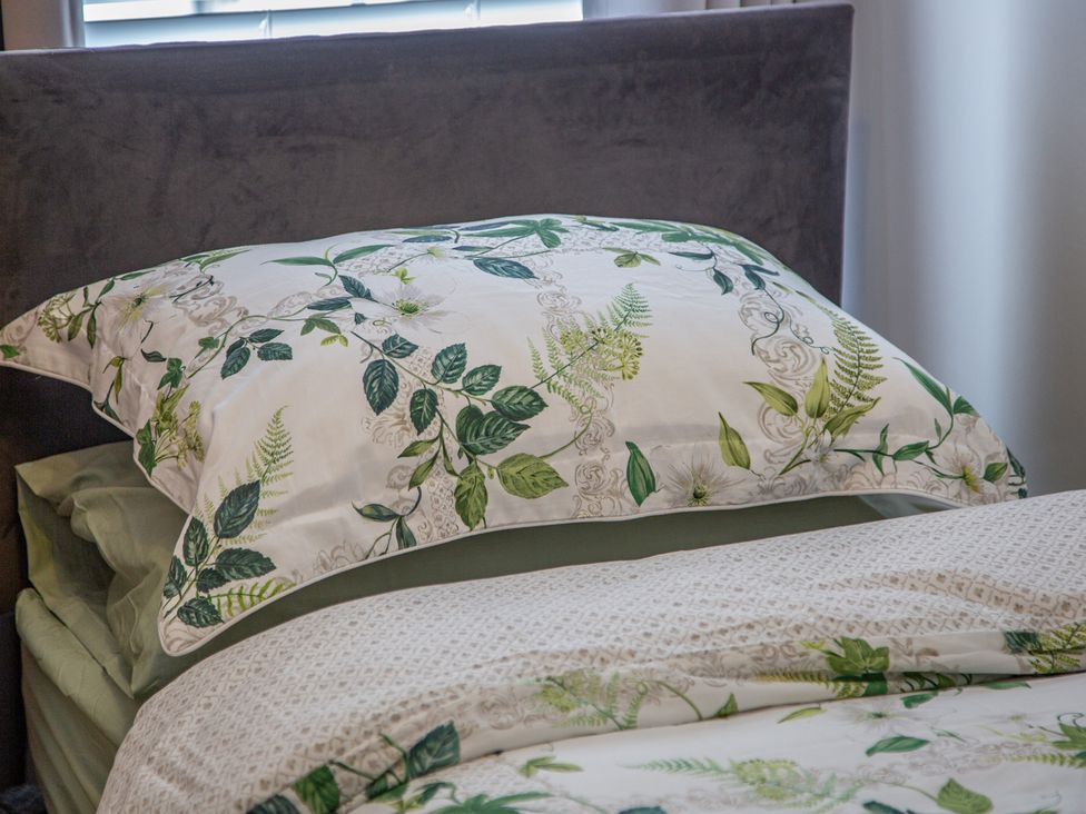 A bed with pillows and bed linen at Hudson House
