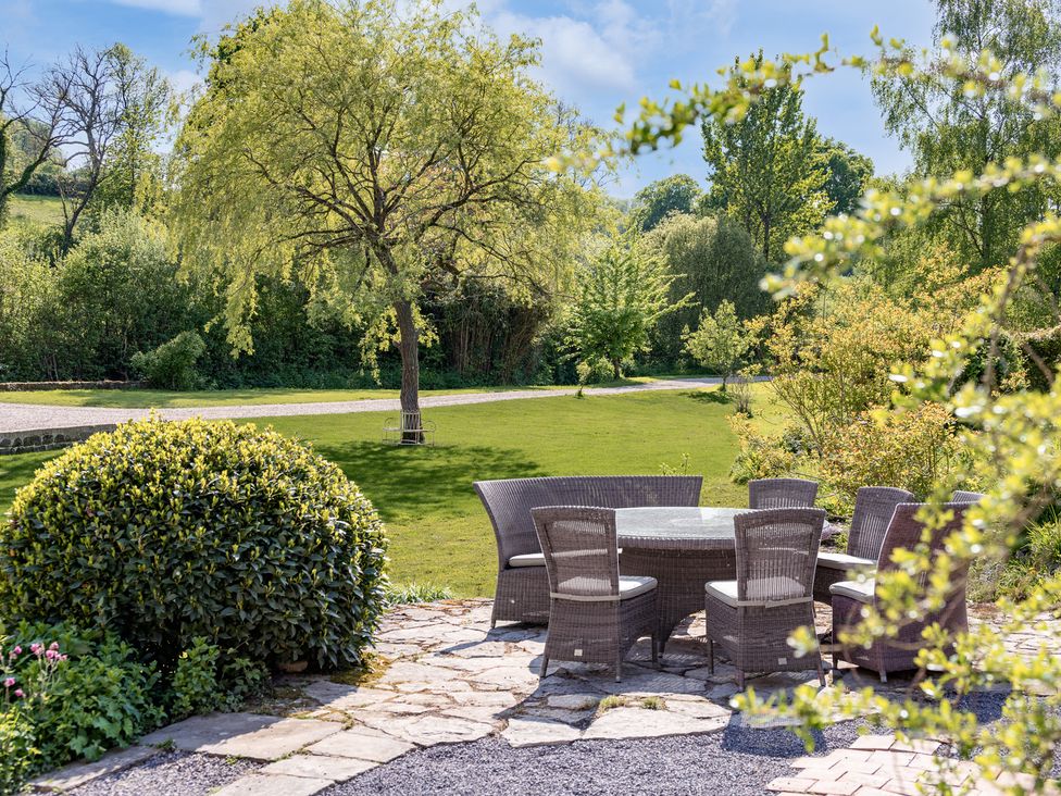 A garden with a table and chairs at French Mill in Shaftesbury