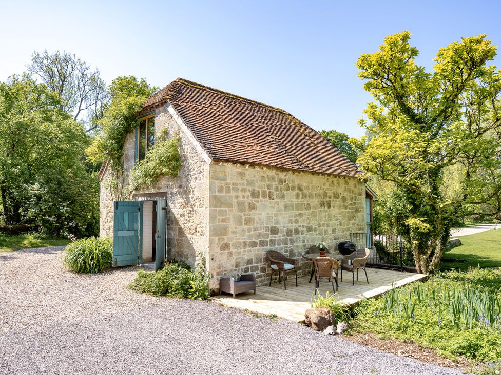 A small building with outdoor seating space at French Mill in Shaftesbury