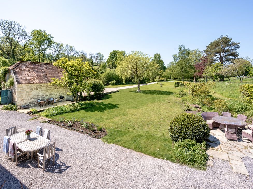 A garden with a table and chairs at French Mill in Shaftesbury