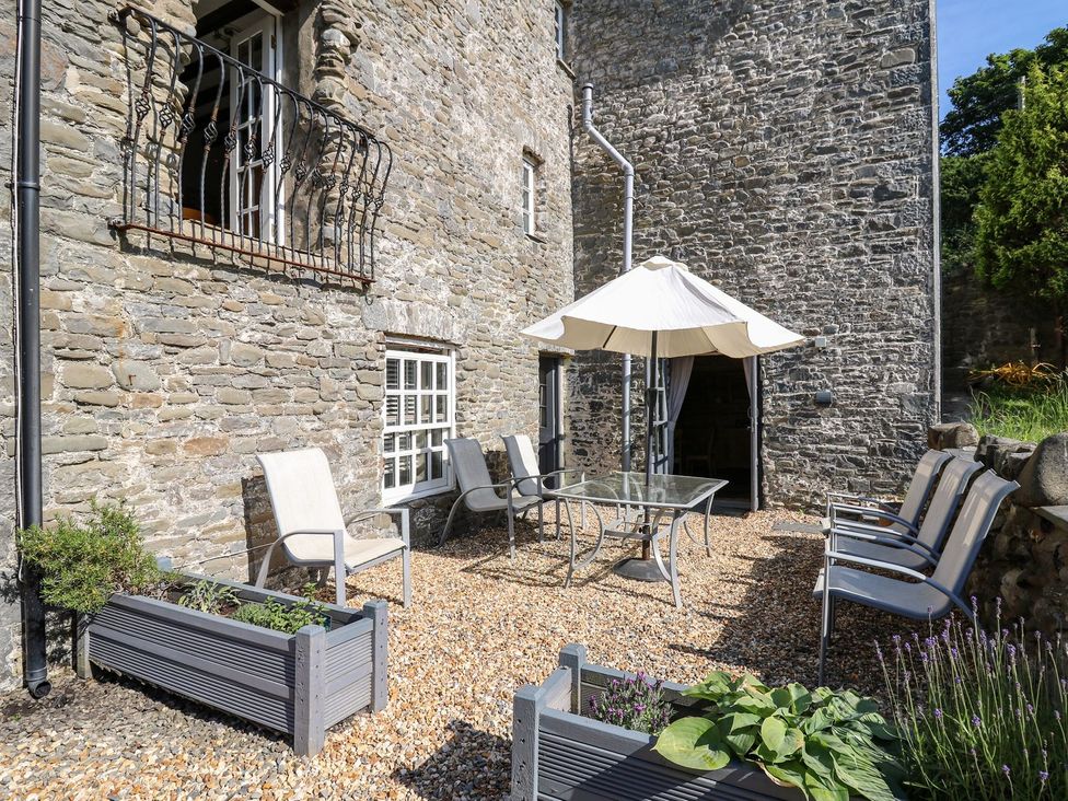 An outdoor area with a table and chairs at Dewi Villa Apartment in Aberaeron