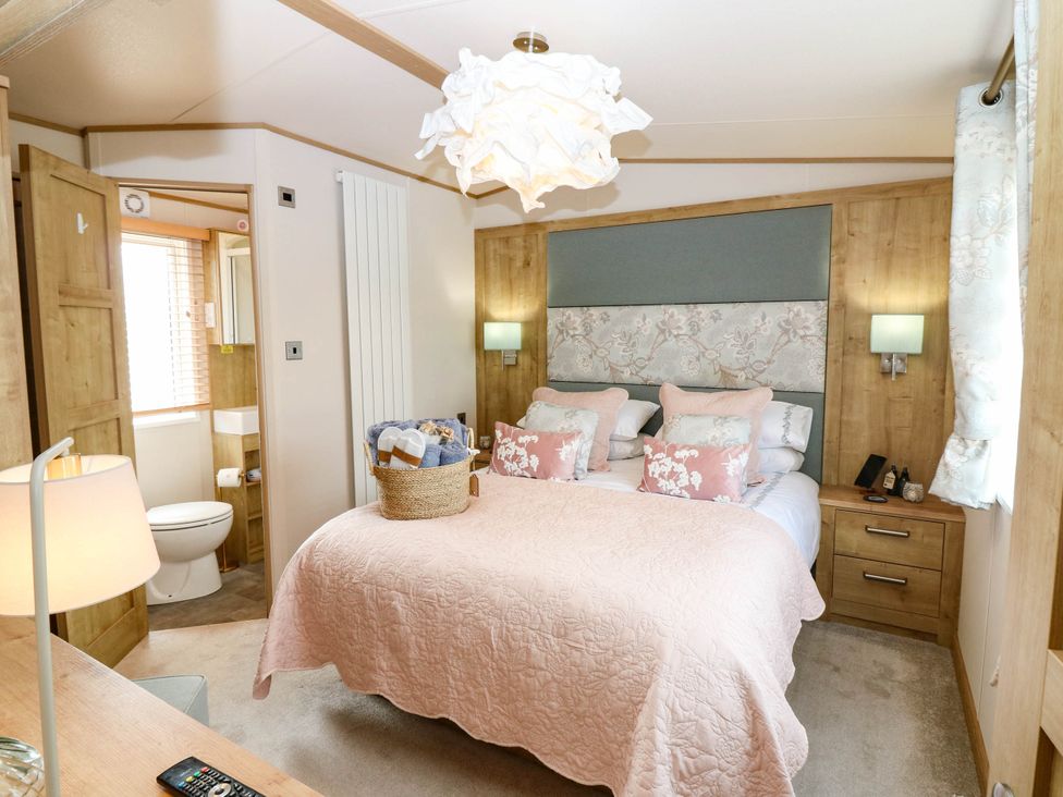 A bedroom with a bed and adjoining bathroom at The Manor’s Retreat in Dunbar