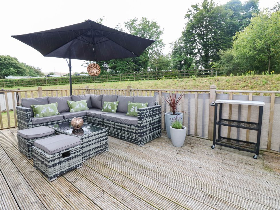 An outdoor patio with a sofa and coffee table at The Manor’s Retreat in Dunbar