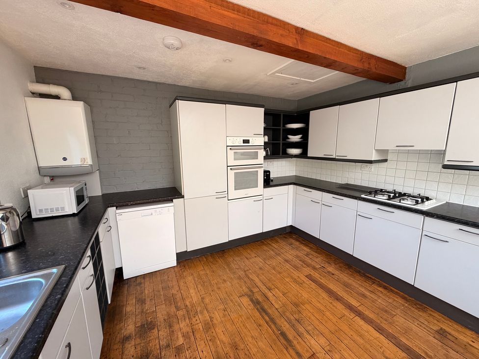 A kitchen with appliances and cabinets at The Brew House in Bakewell