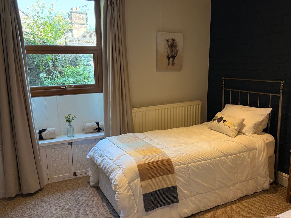 A bedroom with a single bed and a window at The Brew House in Bakewell