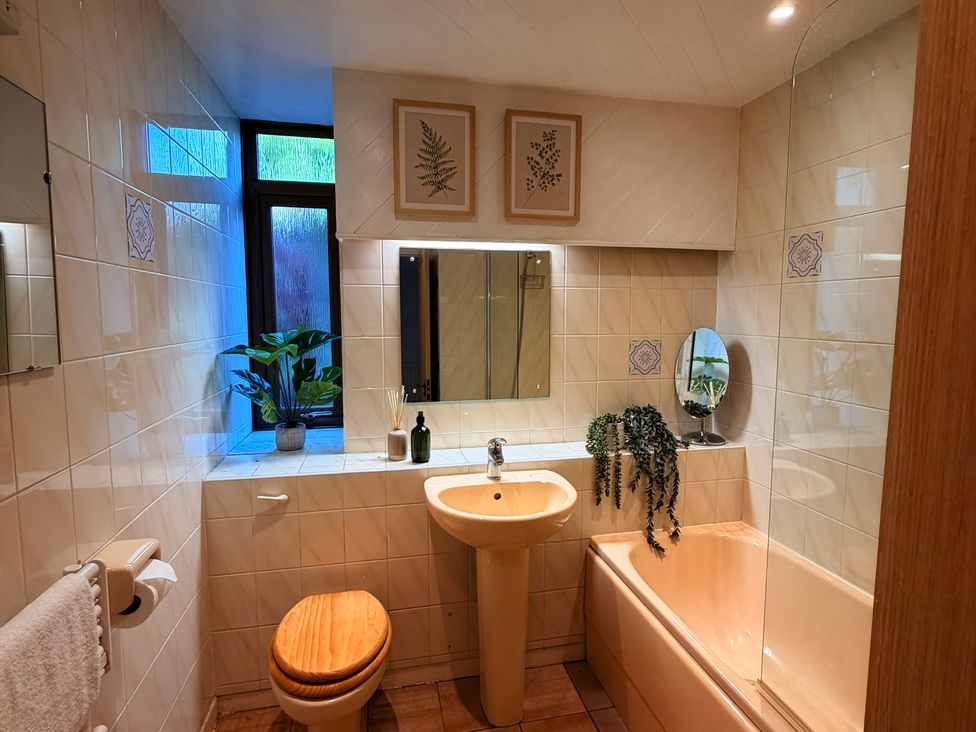 A bathroom with a sink, toilet, and bathtub at The Brew House in Bakewell