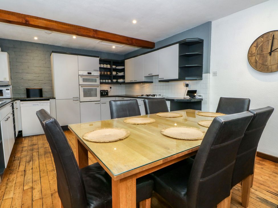 A kitchen with dining table and appliances at The Brew House in Bakewell