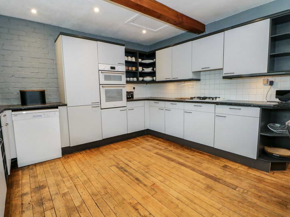A kitchen with cabinets and appliances at The Brew House in Bakewell
