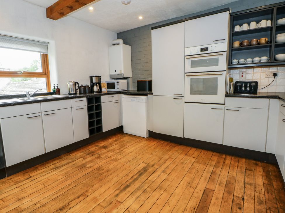 A kitchen with appliances and cabinets at The Brew House in Bakewell
